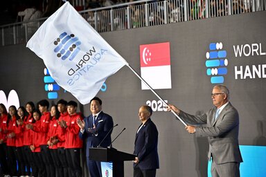 Wladár Sándor a World Aquatics zázslajával (MTI)