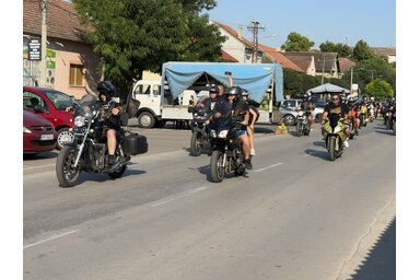 A felvonulsók az idén is – hagyományosan – végigdübörögtek Temerin utcáin (Vámos Arnold felvétele)