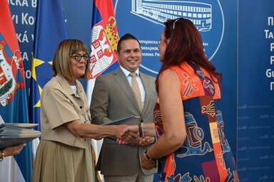 Maja Gojković tartományi kormányfő és Ótott Róbert alelnök, oktatási titkár gratulál Méhészkei Kiss Gizella igazgatónőnek (A tartományi kormány felvétele)