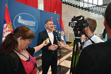 Tóth Zoltán nyilatkozik a sajtó képviselőinek (Ótos András felvétele)