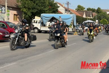 A menet élén a házigazda MC Patriots motorosai gurultak végig Temerin utcáin, megadva az alaphangot a felvonuláshoz (Vámos Arnold felvétele)