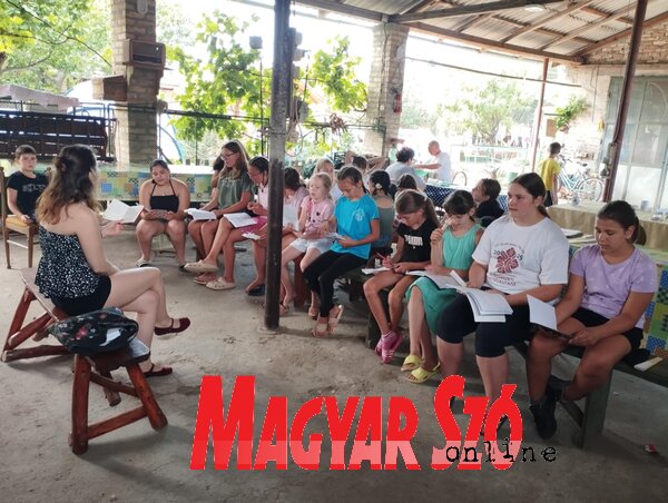 Népi éneklést tanulnak a táborozók (Fotó: Kancsár Izabella)