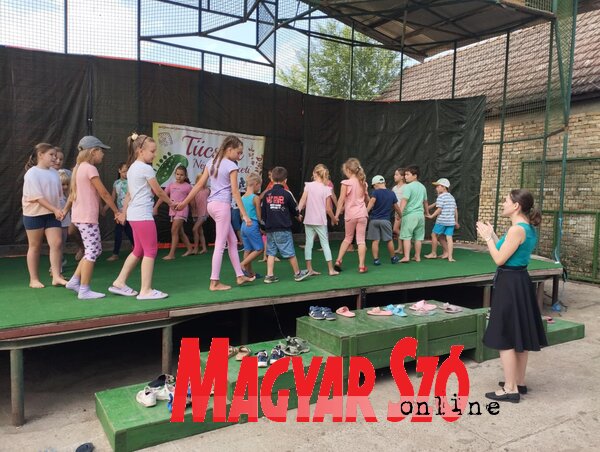 Népi játékokkal ismerkednek a gyermekek az egykori kukoricagóréból lett színpadon (Fotó: Kancsár Izabella)