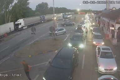 A kelebiai határátkelő kilépő oldala péntek este 8 óra körül