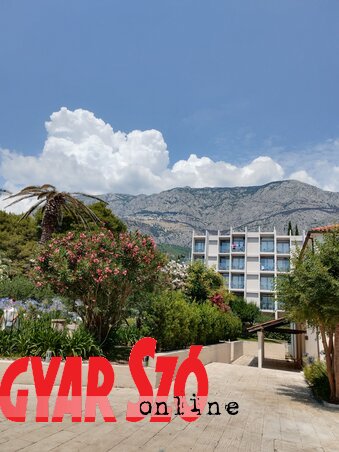 A Biokovo-hegy fölött felhők tornyosulnak (Varjú Márta felvétele) A Biokovo-hegy fölött felhők tornyosulnak (Varjú Márta felvétele)