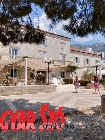 Sok, régi, szép hűvöst adó kőépület látható Tučepiben (Varjú Márta felvétele) Sok, régi, szép hűvöst adó kőépület látható Tučepiben (Varjú Márta felvétele)