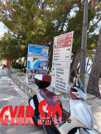 A gyalogosoknak is útjelző táblák mutatják az irányt (Varjú Márta felvétele) A gyalogosoknak is útjelző táblák mutatják az irányt (Varjú Márta felvétele)