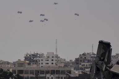 Humanitárius segély érkezik légi úton Gázába (Fotó: AP via Beta)