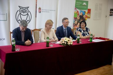Jobbról: Orosz Ildikó, Hankó Balázs, Varga-Bajusz Veronika (Facebook/II. Rákóczi Ferenc Főiskola)