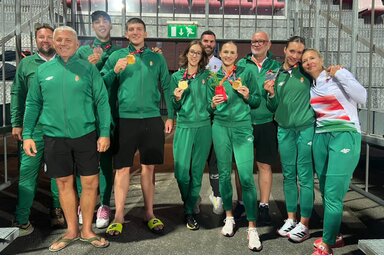 A magyar küldöttség öt érmes versenyzője és edzőik Tamperében (Fotó: acebook.com/magyaratletika)