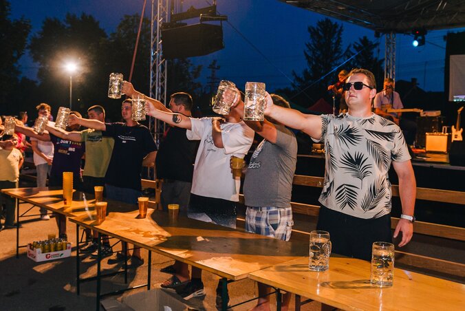A korsótartás sem könnyű feladat (Fotó: Kádár Barbara) A korsótartás sem könnyű feladat (Fotó: Kádár Barbara)