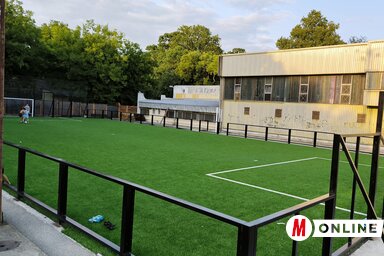 A teljesen felújított műfüves pálya (Fotó: Kasza Jennifer felvétele)