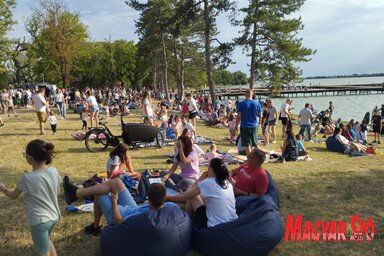Több százan heveredtek le a férfi strand füves partjára, volt aki családdal érkezett, de olyan is akadt, aki baráti társasággal (Gál Hermina felvétele)