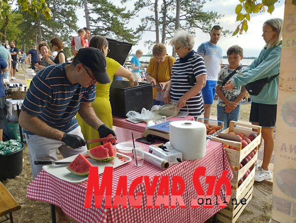 Az igazi nyári strandhangulatot a főtt kukorica és a dinnye adta meg, melyek standja előtt folyamatosan kígyózó sor állt