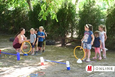 Kraszulyák Kuszli Melinda (balról) elmagyarázza az akadálypálya szabályait  (Fotó: Paraczky László)