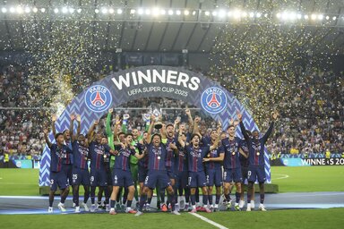 A Paris Saint-Germain játékosai ünneplik első Európai Szuperkupagyőzelmüket az udinei döntő után (Fotó: Beta/AP)