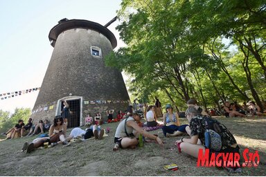 A malom tövében nagy beszélgetések is zajlottak (Molnár Edvárd felvétele)