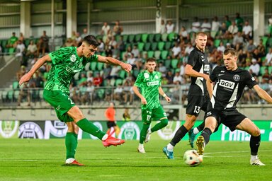 Tóth Barna (balról) hiába talált be, a Paks nem tudta teljesen ledolgozni a hátrányát (Fotó: MTI)