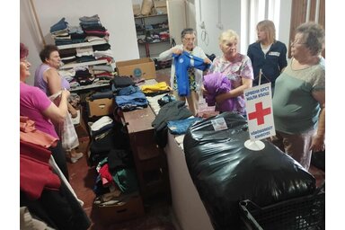 A ruharaktárban rendezni kellett az új adományokat, a hónap végéig szerdánként mindenkit szívesen látnak, akinek igénye van rá (Vöröskereszt)