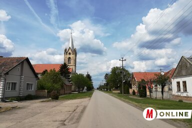 A háttérben a tóbai Szentháromság-plébániatemplom, amelybe az idén is folytatódnak a beruházások (Fotó: Vidács Hajnalka felvétele)