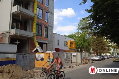 Az épület előtti utcarészt felásták (Fotó: Szeli Balázs felvétele)