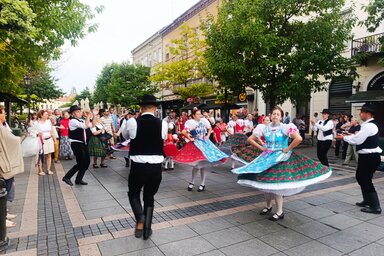 Pergett a kupuszinai ,,sokszoknya” Zombor főutcáján (Fotó: L. Móger Tímea)