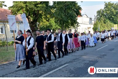 Az esemény felvonulással kezdődött, az új búzából készült kenyeret a Tiszagyöngye Művelődési Egyesület tagjai vitték (Gergely Árpád felvétele)