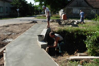 A helyi közösség adja a sódert és a cementet (Fotó: Adai II. helyi közösség (illusztráció))