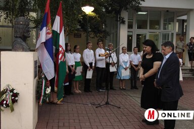A Magyar Nemzeti Tanács nevében Tóth Ramóna, az MNT Végrehajtó Bizottságának tagja és Dobai János MNT-tag helyezte el az emlékezés virágait (Fotó: Vidács Hajnalka)