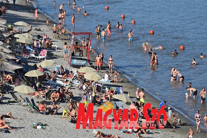 Bő száz évvel ezelőtt a dunai fürdő szűk, piszkos, hihetetlenül kis méretű uszodájába úriember csak akkor ment verekedő gyerekek közé, ha a gutaütés és a megfürdés között kellett választania. Ma sincs ez másképp, hétvégenként a Strandon akkora a tömeg, hogy aki csak teheti, másmilyen felfrissülés mellett dönt (Fotó: Ótos András felvétele)