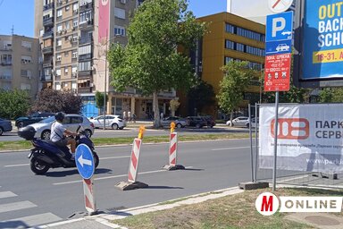 A gépek most a Dimitrije Tucović és a Makszim Gorkij utcák kereszteződése közelében törik fel a megrepedezett aszfaltréteget (Fotó: Szeli Balázs felvétele)