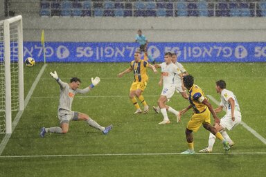 Dor Peretz (jobbról a második) szerezte a Makkabi első gólját (Fotó: Beta/AP)