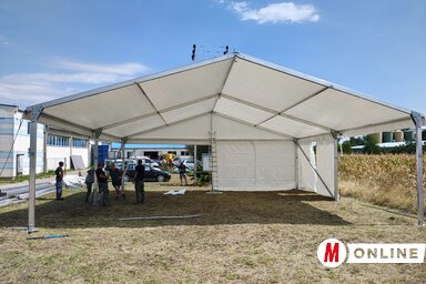 A Hagyományőrző Napok keretében először állítják fel az új rendezvénysátort, amelyben a helyi és a bácsalmási kistermelők áruit tekinthetik meg és vehetik meg az érdeklődők (Fotó: Paraczky L