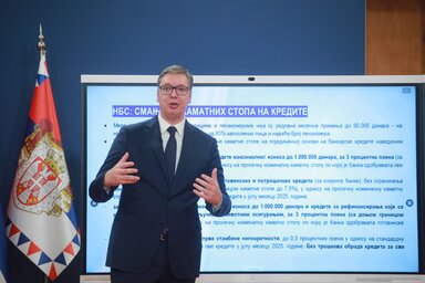 Aleksandar Vučić államfő az új gazdasági intézkedéseket ismerteti (Fotó: Beta)