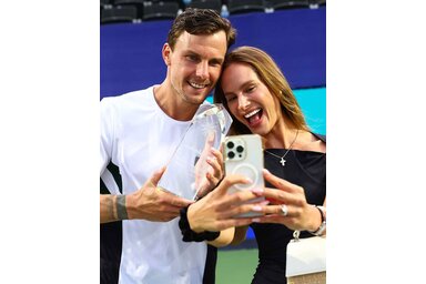 Fucsovics Márton a feleségével, Molnár Ninivel ünnepelt a díjátadó után (Fotó: facebook.com/WinstonSalemOpen) Fucsovics Márton a feleségével, Molnár Ninivel ünnepelt a díjátadó után (Fotó: facebook.com/WinstonSalemOpen)