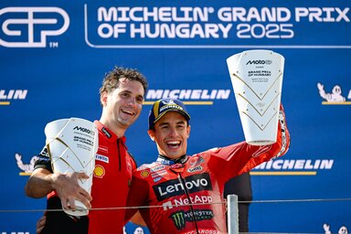 Marc Márquez (jobbról) és Federico Colombo, a Ducati szerelője (Fotó: MTI)