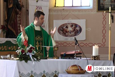 Kisoroszon a friss búzalisztből sütött kenyeret ft. Csipak Csaba atya áldotta meg (Fotó: Vidács Hajnalka felvétele)