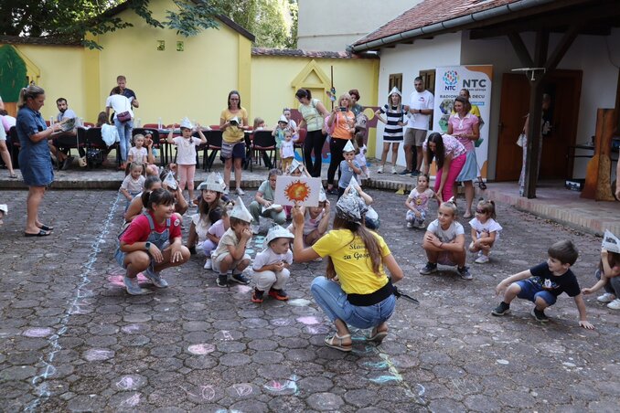 Gyermekprogramok a Törökbecsei Népkönyvtár udvarában (Fotó: Gospojina Novi Bečej/Facebook) Gyermekprogramok a Törökbecsei Népkönyvtár udvarában (Fotó: Gospojina Novi Bečej/Facebook)