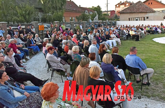 A közönség élvezettel hallgatta a népszerű dallamokat (Gergely Árpád felvétele)