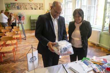 Sztojka Attila államtitkár és Hajnal Gabriella, a Klebelsberg Intézményfenntartó Központ elnöke megtekinti a tanszercsomagokat (Fotó: MTI)