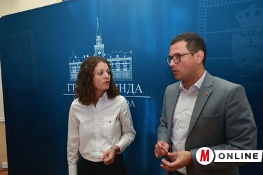 Danijela Bjeljac, a Vöröskereszt nagykikindai szervezetének titkára és Mladen Bogdan polgármester a hétfői sajtótájékoztatón (Fotó: Vidács Hajnalka)