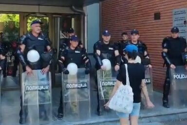 A kar bejáratánál a rendőrség élőkordont alkotott (Fotó: Screenshot/radio_021/Instagram)