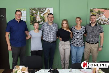 A tehetséges gerelyhajítók, Bede Borbála és Dorkó Réka edzőjükkel és az önkormányzat képviselőivel (Fotó: Lakatos János)