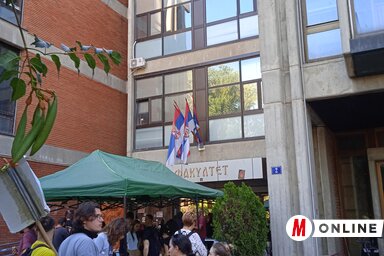 Szerda délután is tömeg volt a kar bejáratánál (Fotó: Szeli Balázs felvétele)