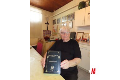 Poják János az új könyvvel (Csincsik Zsolt felvétele)