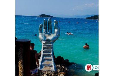 A híres Ksamil kéz – egy szimbólum, amely mindenkit megállít egy fotóra (Fotó: Zabos Kasziba Angéla)