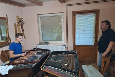 Mester és tanítvány: cimbalomoktatás a Kátai-vendégházban (Fotó: Fokos zenekar)