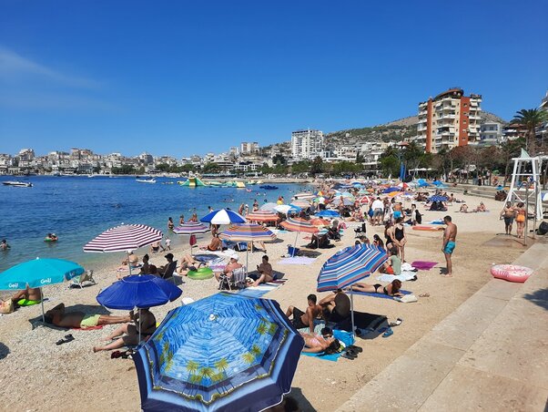 Saranda – a városi strand fél kilométer hosszú Saranda – a városi strand fél kilométer hosszú