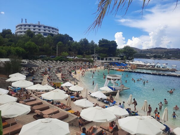 Ksamil – itt a legdrágábbak a napágyak Ksamil – itt a legdrágábbak a napágyak