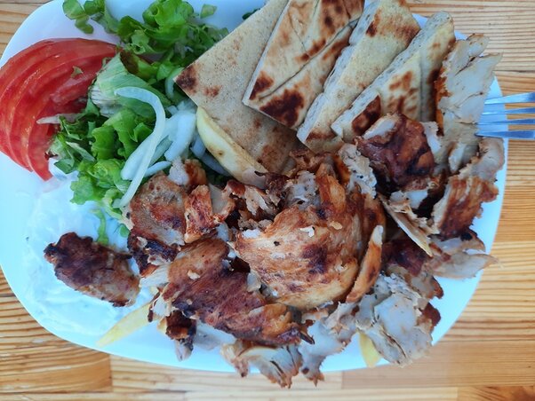 A souvlaki porciója 9 euró A souvlaki porciója 9 euró